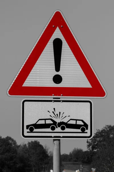 Kırmızı işaret dikkat araba kaza riski yüksektir — Stok fotoğraf