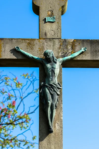 青空とキリスト教イエスの石造りの十字 — ストック写真