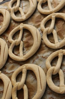 ham brezel hamur fırında kalbur üzerinde