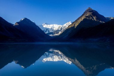 Tepelerde dağ gölü Gün doğumunda gölge