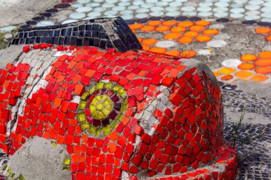 Seramik kırmızı fayans mozaiği balık heykelini kaplamıştı.