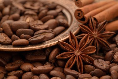 Kahve çekirdekleri, tarçın ve anason bakır plaka üzerinde