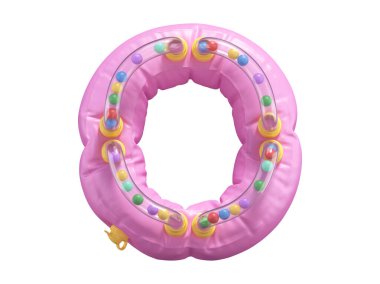 Şişirilebilir pembe bir mektup ve renkli topları var. 