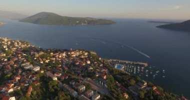 Karadağ şehri Herceg Novi, Akdeniz, Adriyatik deniz, Bay Marine, liman, plaj, palmiye ağaçları havadan görüntüleri
