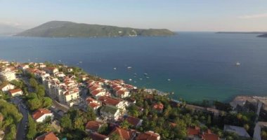 Karadağ şehri Herceg Novi, Akdeniz, Adriyatik deniz, Bay Marine, liman, plaj, palmiye ağaçları havadan görüntüleri