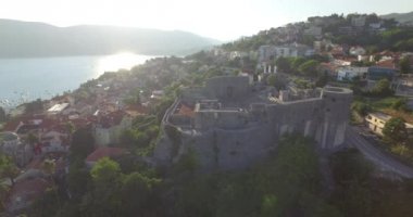 Bay Marine, liman, plaj, palmiye ağaçları ve eski kale şehir savunmak için. Herceg Novi, Karadağ, Akdeniz, Adriyatik denizi