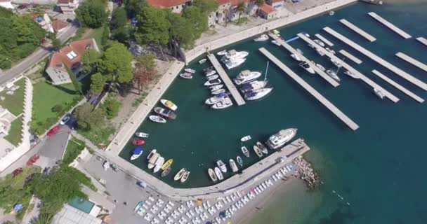 Horizonte azul e a baía do mar Adriático com iates, praia, estradas de casas e vegetação ao longo da costa de Montenegro . — Vídeo de Stock