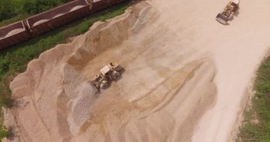 Tren hareket, yükleme için hazırlanıyor. Hava üzerinde toprak taşıma tren çakıl yükleme makineleri. İş yerinde iki Ekskavatör