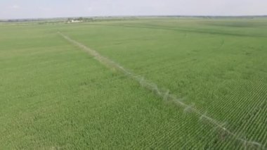 Çiftlik sulama sistemi ve su pompası alan. Sulama sistemi tarım alanında pompa yoluyla su püskürtülür. Otomatik olarak tekerlekli sistemleri yağmurlama seyahat taşıma sulamak çiftlikleri, spor alanları, parklar, otlaklar.