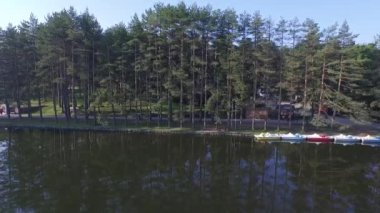 Zlatibor, Sırbistan, dağ gölü bir pedallı deniz araçları ve ağaçlar su yansıması. Hava