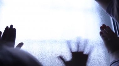 Mahkum Pov. Çıkış veya yardım arayan çaresiz çocuk. Siluet çocuklar elleri.