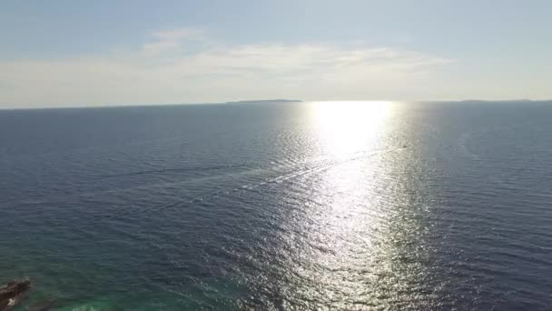 Bateau à moteur sur la côte croate, mer, horizon bleu sans fin et nuages blancs contre ciel bleu un jour d'été 