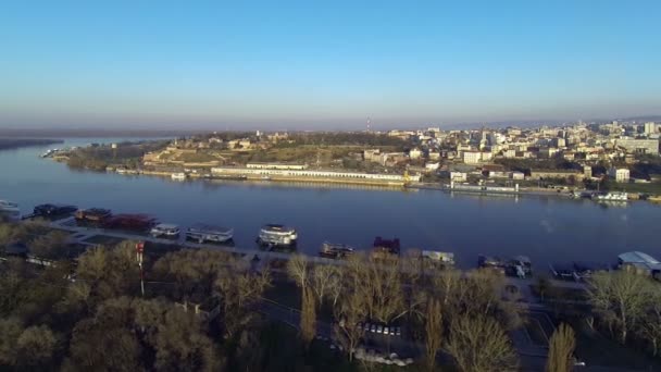 Belgrad aus der Luft, Hauptstadt Serbiens und Zusammenfluss von Sava und Donau — Stockvideo