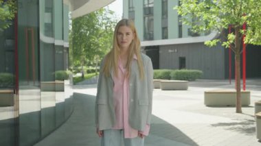 Genç Sarışın Kadın Çağdaş Şehir Sahnesinde Duygusal Tartışmalar Yapıyor. Modern şehir ortamındaki el hareketleriyle hayal kırıklığını gösteren şık kıyafetli, etkileyici kadın.