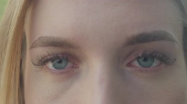 Doğa Işığı Yakından Güzellik Çekimi 'nde Kadın Gözleri Yavaşça Açıyor. Huzurlu ve mahrem bir an Doğal Duygu, Kadın Zarafeti ve Sakin Şehir Atmosferinde Hassas bir İfade