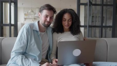 Evde dizüstü bilgisayarla otururken bir çift video aramasında şaşırdı. Gerçek Duygular ve Beklenmedik Tepkiler Çift Tarz Modern İçinden Çevrimiçi İletişime Geçerken Yakalandı