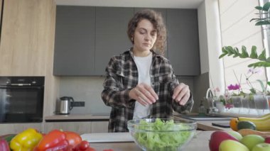 Genç Kadın Parlak Modern Mutfak İçi Taze Salata Hazırlıyor. Organik İçindekilerle Sağlıklı Yemek Pişirme Konsepti, Bilinçli Yeme Yaşam Tarzı, Sağlık İçin Ev Mutfağı, Beslenme