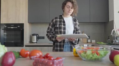 Modern Mutfakta Taze Sebzeleri Hazırladıktan sonra Kadın Yıkama Kurulu. Doğal ışıkla temizlenmiş ev ortamında rutin bir uygulama. Yüksek kalite 4k görüntü