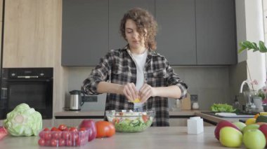 Modern mutfakta taze sebze salatasına limon suyu sıkan kadın. Sağlıklı Yeme, Organik Malzemeler, Ev Yapımı Gıda Hazırlama, Doğal Işık, Yaşam Tarzı, Taze Sebzeler, Ev Pişirme Sahnesi