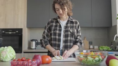 Mutfakta Mozzarella peyniri ve taze sebzelerle pişirme süreci. Sağlıklı Yeme, Organik Malzemeler, Ev Yapımı Salata Hazırlama, Doğal Işık, Yaşam Tarzı, Taze Yemek, Mutfak Konsepti