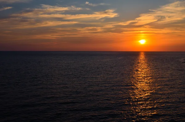 Pôr do sol sobre o oceano — Fotografia de Stock