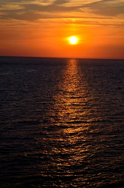 Pôr do sol sobre o oceano — Fotografia de Stock