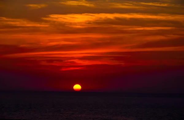 Pôr do sol sobre o oceano — Fotografia de Stock