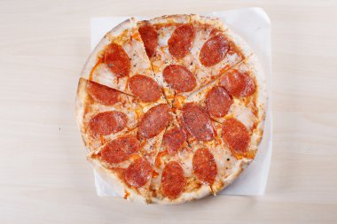 Mutfakta ince kabuk üzerinde pişmiş pizza