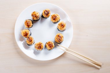 Mutfakta ince kabuk üzerinde pişmiş pizza