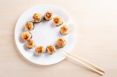 Mutfakta ince kabuk üzerinde pişmiş pizza