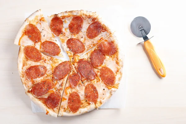 Приготовленная пицца на тонкой корочке на кухне Стоковое Фото