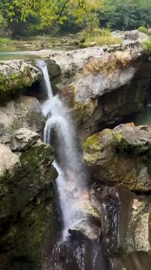 Martvili Kanyonu: Görkemli şelalelerin el değmemiş turkuaz havuzlara dökülüşünü, yemyeşil, antik manzaraların arasına kuruluşunu tecrübe edin. Huzurlu, nefes kesici bir doğa harikası.