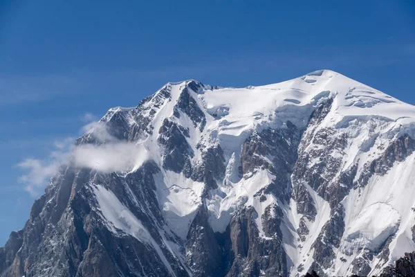 Buzullar ve dik kayalıklarla kaplı devasa kar kaplı Mont Blanc zirvesi