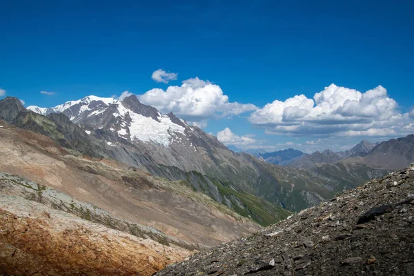 Güneşli bir günde Fransız Alpleri 'nin kuru bir çöl bölgesinde renkli dağların manzarası.