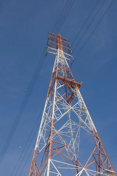높은 전압 라인 푸른 하늘의 유틸리티 폴. 전력선에서 에너지 공급. — 스톡 사진