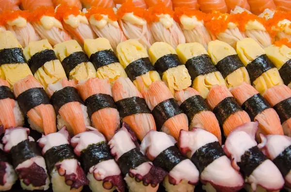 Colección de piezas de sushi en restaurante japonés —  Fotos de Stock