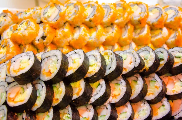 Kolekcja kawałki Sushi w restauracji japońskiej — Zdjęcie stockowe