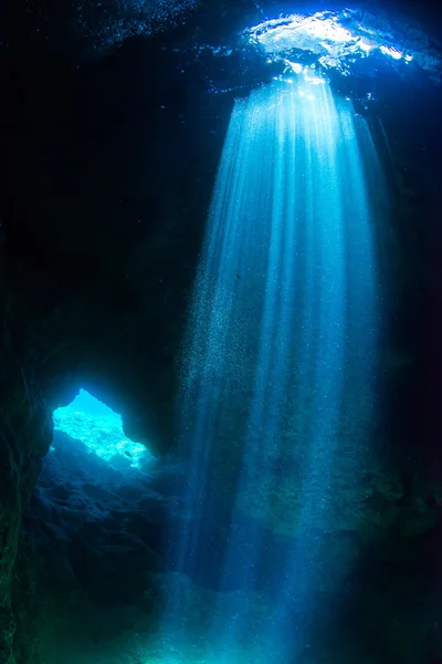 Pilar de luz na caverna underwate — Fotografia de Stock