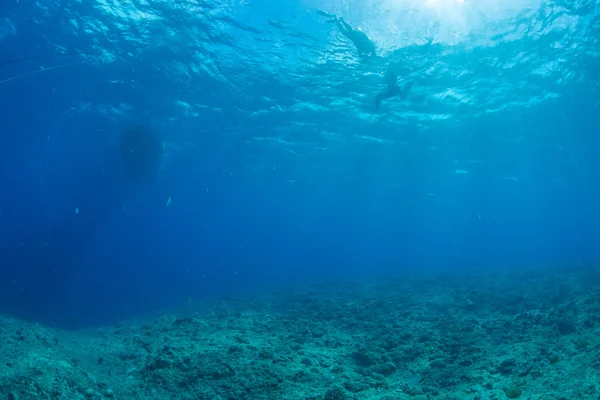 La lumière du soleil atteint dans l'eau — Photo