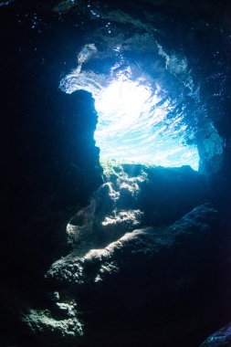 Güneş ışığı mağaranın içine giriyor