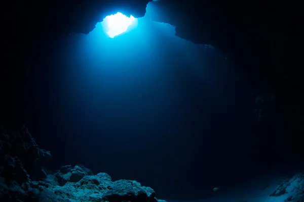 Napfény jön-ban-a barlang — Stock Fotó