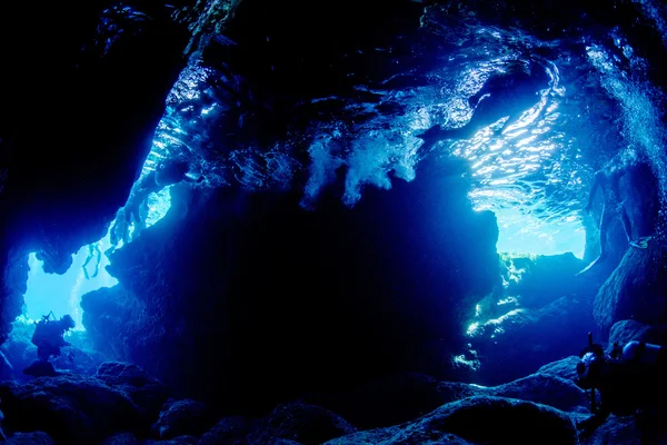 La luce del sole entra nella grotta — Foto Stock