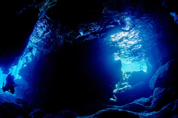 A luz do sol entra na caverna — Fotografia de Stock