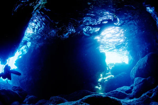 A luz do sol entra na caverna — Fotografia de Stock