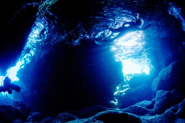 A luz do sol entra na caverna — Fotografia de Stock