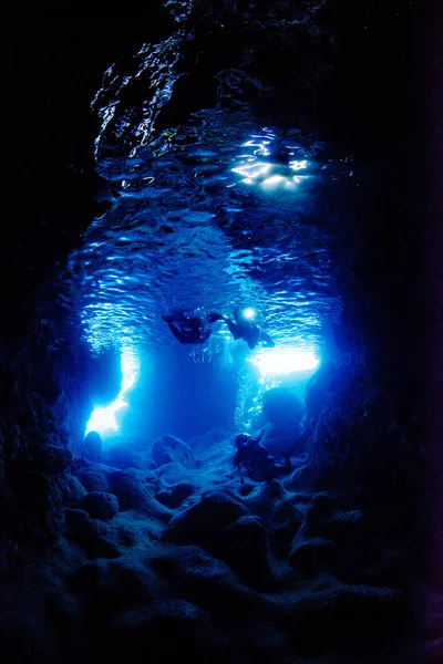 洞窟に入ってくる日光 — ストック写真