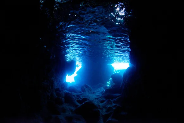 A luz do sol entra na caverna — Fotografia de Stock