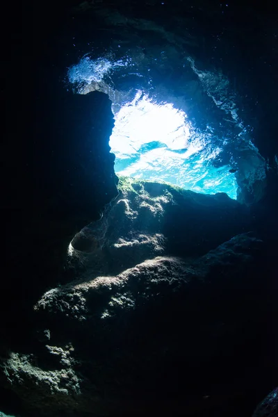 La luz del sol entra en la cueva —  Fotos de Stock