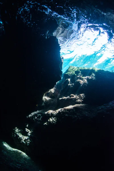 Солнечный свет входит в пещеру — стоковое фото