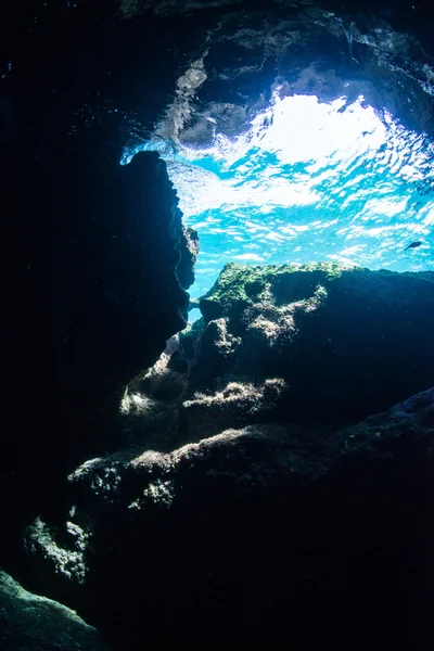 洞窟に入ってくる日光 — ストック写真
